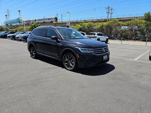 Deep Black Pearl Effect 2022 Volkswagen Tiguan 2.0T SE
