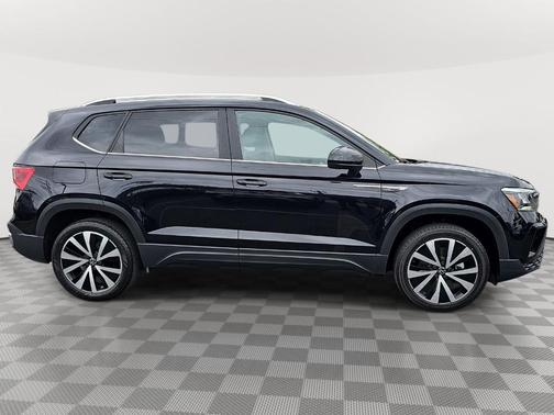 Deep Black Pearl Effect 2022 Volkswagen Taos 1.5T SE
