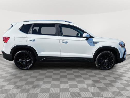 Pure White 2023 Volkswagen Taos 1.5T SE
