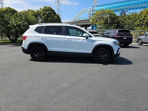 Pure White 2023 Volkswagen Taos 1.5T SE