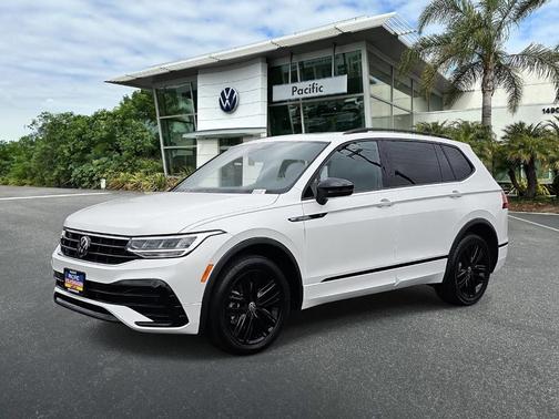 Oryx White Pearl Effect 2022 Volkswagen Tiguan 2.0T SE R-Line Black