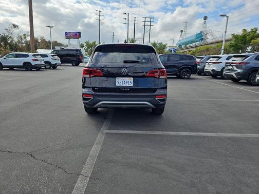 Deep Black Pearl Effect 2022 Volkswagen Taos 1.5T SE