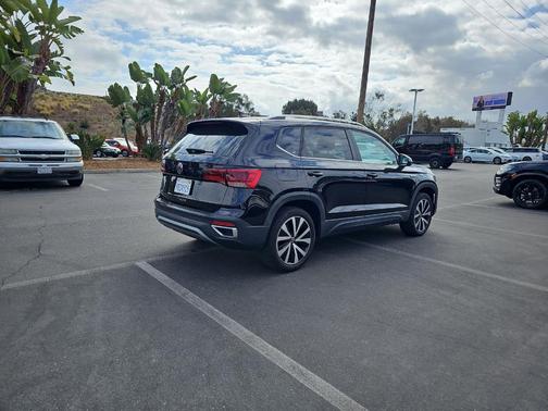 Deep Black Pearl Effect 2022 Volkswagen Taos 1.5T SE