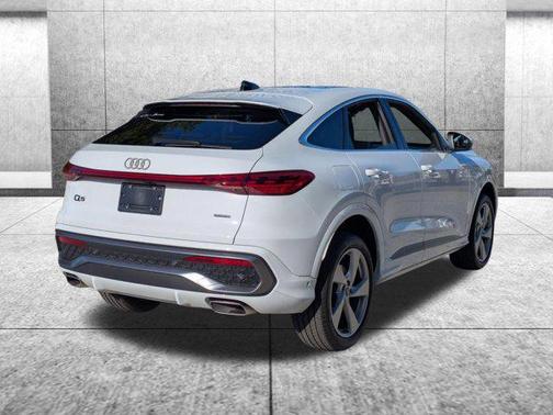 Glacier White Metallic 2025 Audi Q5 Premium Plus TFSI quattro S tronic