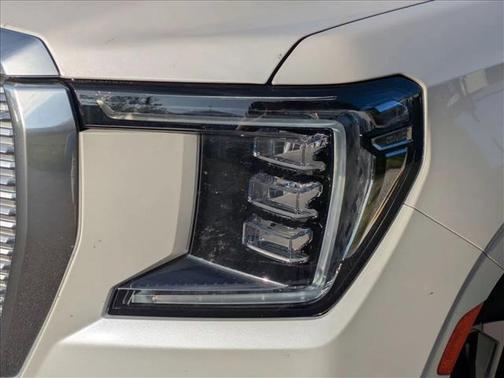 White Frost Tricoat 2022 GMC Yukon XL Denali
