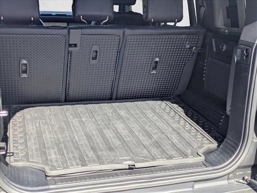 Yulong White Metallic 2022 Land Rover Defender 110 X-Dynamic SE