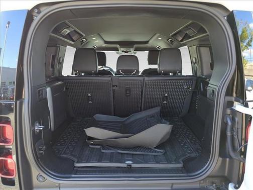 Yulong White Metallic 2022 Land Rover Defender 110 X-Dynamic SE