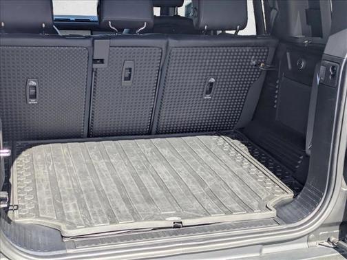 Yulong White Metallic 2022 Land Rover Defender 110 X-Dynamic SE
