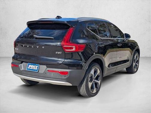 2025 Volvo XC40 B5 Core Bright Theme
