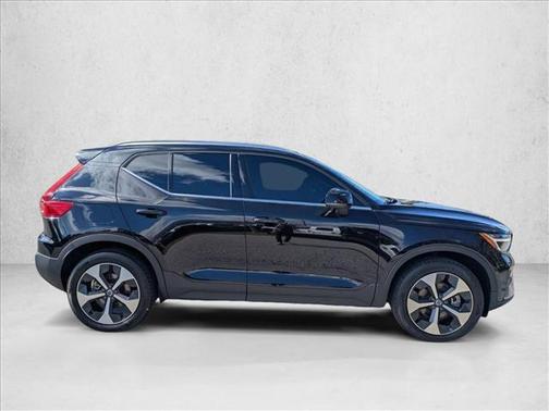 2025 Volvo XC40 B5 Core Bright Theme