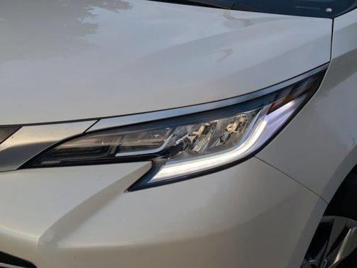 Blizzard Pearl 2021 Toyota Sienna Platinum