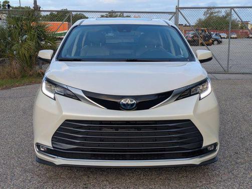 Blizzard Pearl 2021 Toyota Sienna Platinum