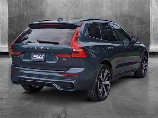 2023 Volvo XC60 B5 Ultimate Dark Theme
