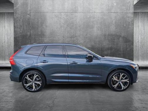 2023 Volvo XC60 B5 Ultimate Dark Theme