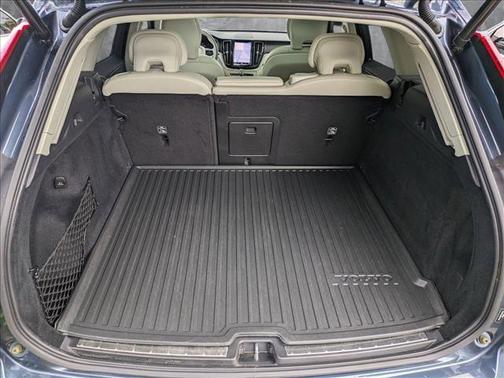 2023 Volvo XC60 B5 Ultimate Dark Theme