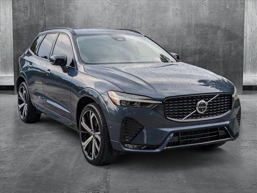 2023 Volvo XC60 B5 Ultimate Dark Theme