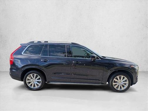 2016 Volvo XC90 T6 Momentum