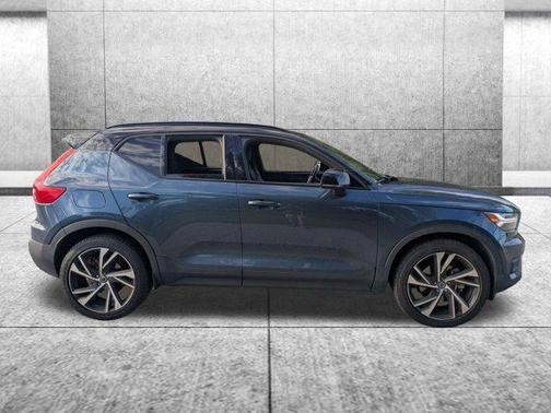 Denim Blue Metallic 2022 Volvo XC40 T5 R-Design