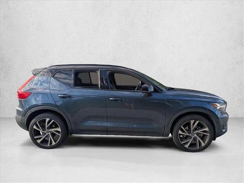Denim Blue Metallic 2022 Volvo XC40 T5 R-Design