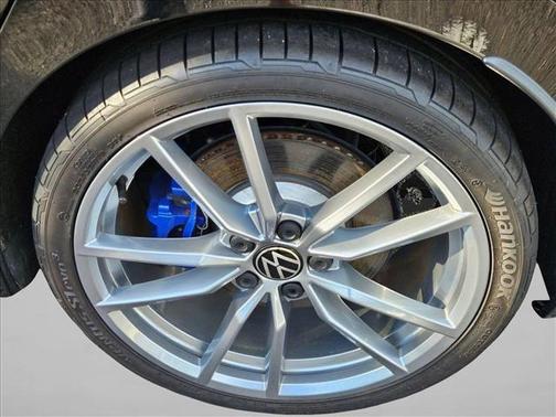 Deep Black Pearl 2024 Volkswagen Golf R 2.0T DSG