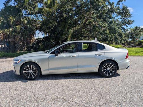 2021 Volvo S60 T5 Momentum