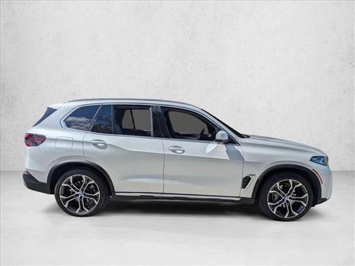 Mineral White Metallic 2026 BMW X5 xDrive40i