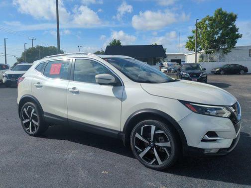 Pearl White Tricoat 2022 Nissan Rogue Sport SL