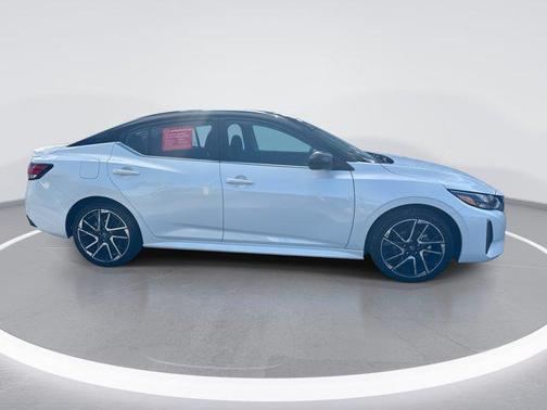 Aspen White Tricoat/Super Black 2025 Nissan Sentra SR