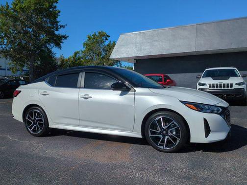 Aspen White Tricoat/Super Black 2025 Nissan Sentra SR