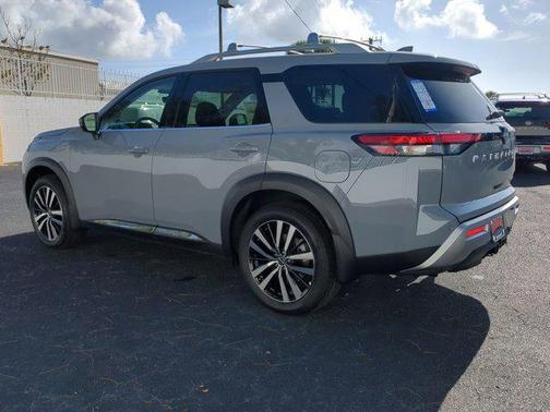 2025 Nissan Pathfinder Platinum FWD