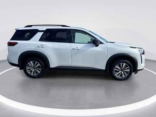 Everest White Pearl Tricoat 2026 Nissan Pathfinder SL