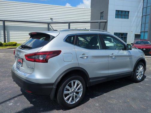 Brilliant Silver Metallic 2022 Nissan Rogue Sport SV