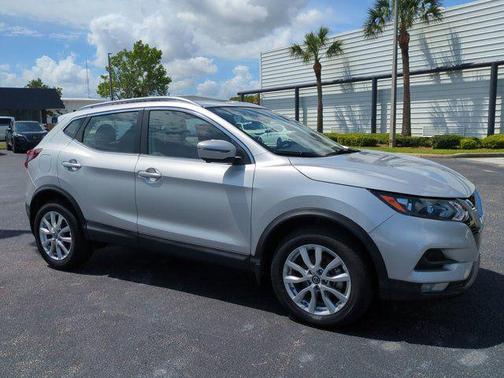 Brilliant Silver Metallic 2022 Nissan Rogue Sport SV