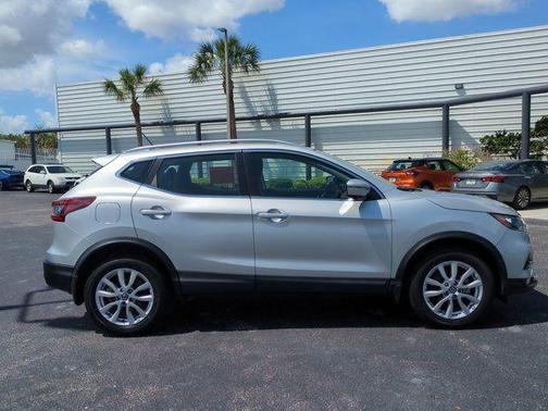 Brilliant Silver Metallic 2022 Nissan Rogue Sport SV