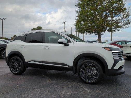 Aspen White Tricoat 2026 Nissan Kicks SR