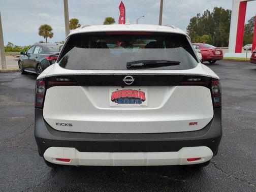 Aspen White Tricoat 2026 Nissan Kicks SR