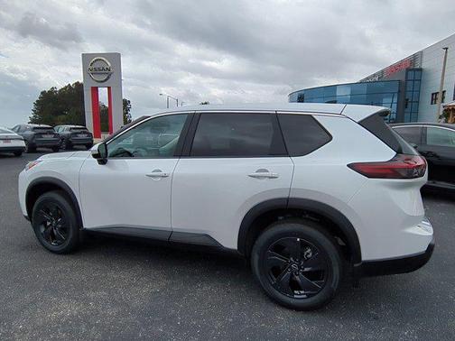 Everest White Pearl Tricoat 2026 Nissan Rogue SV