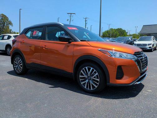 Monarch Orange Metallic/Super Black 2024 Nissan Kicks SV