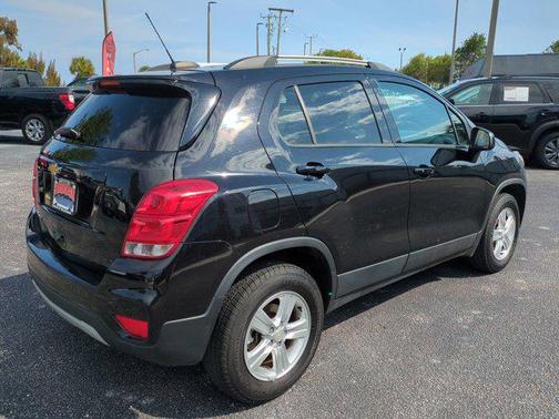 Mosaic Black Metallic 2022 Chevrolet Trax LT