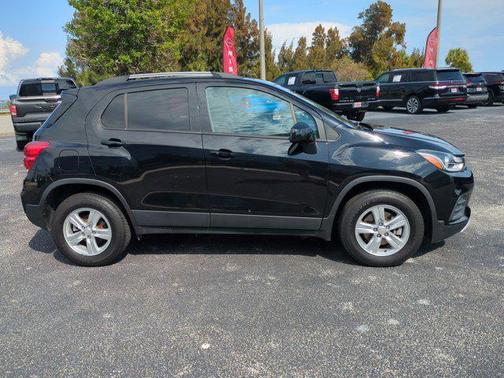 Mosaic Black Metallic 2022 Chevrolet Trax LT
