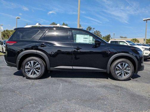2025 Nissan Pathfinder SL FWD