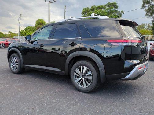 2025 Nissan Pathfinder SL FWD