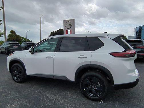 Everest White Pearl Tricoat 2026 Nissan Rogue SV