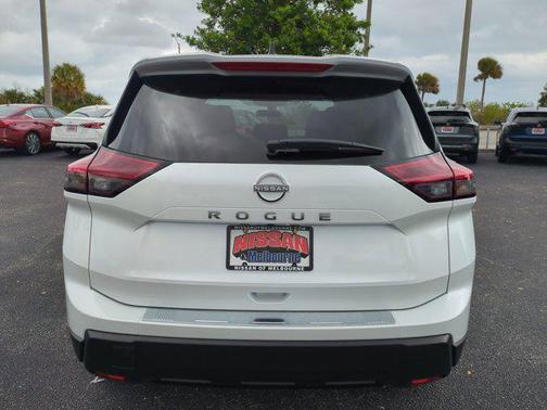 Everest White Pearl Tricoat 2026 Nissan Rogue SV
