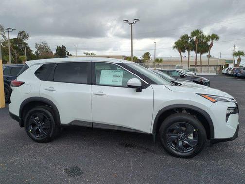 Everest White Pearl Tricoat 2026 Nissan Rogue SV