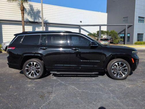 Diamond Black Crystal Pearlcoat 2021 Jeep Grand Cherokee L Overland