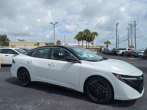 Aspen White Tricoat/Super Black 2026 Nissan Sentra SR
