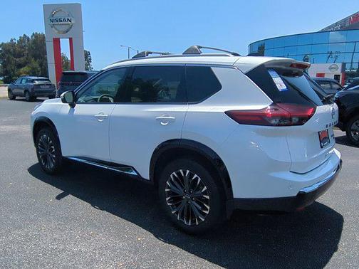 Everest White Pearl Tricoat 2026 Nissan Rogue Platinum