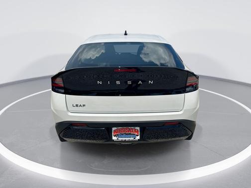 Everest White Pearl Tricoat 2026 Nissan Leaf SV+
