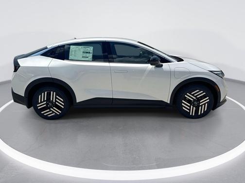 Everest White Pearl Tricoat 2026 Nissan Leaf SV+
